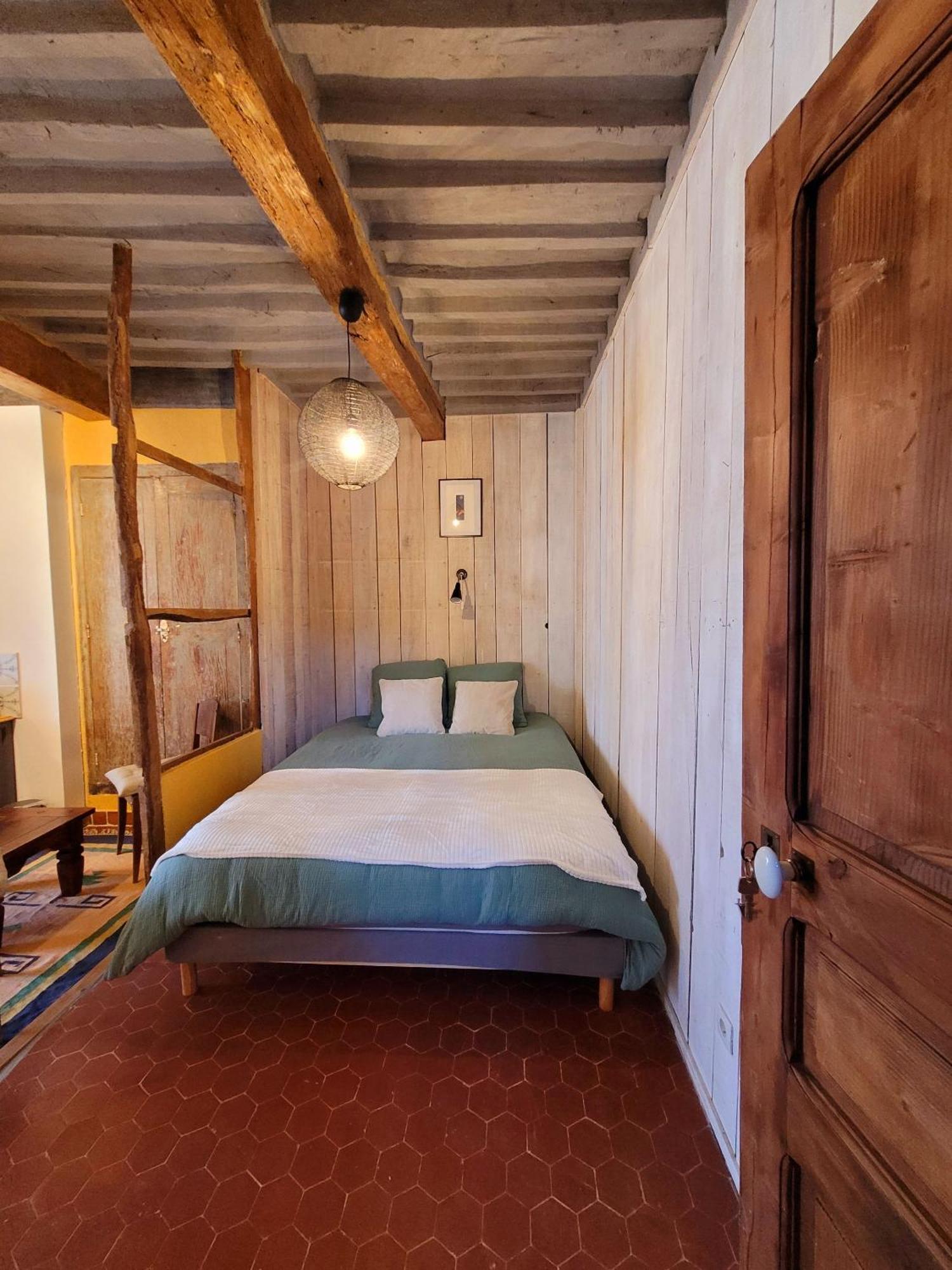 Hotel Au Puits De La Fontaine Tavernes Habitación foto